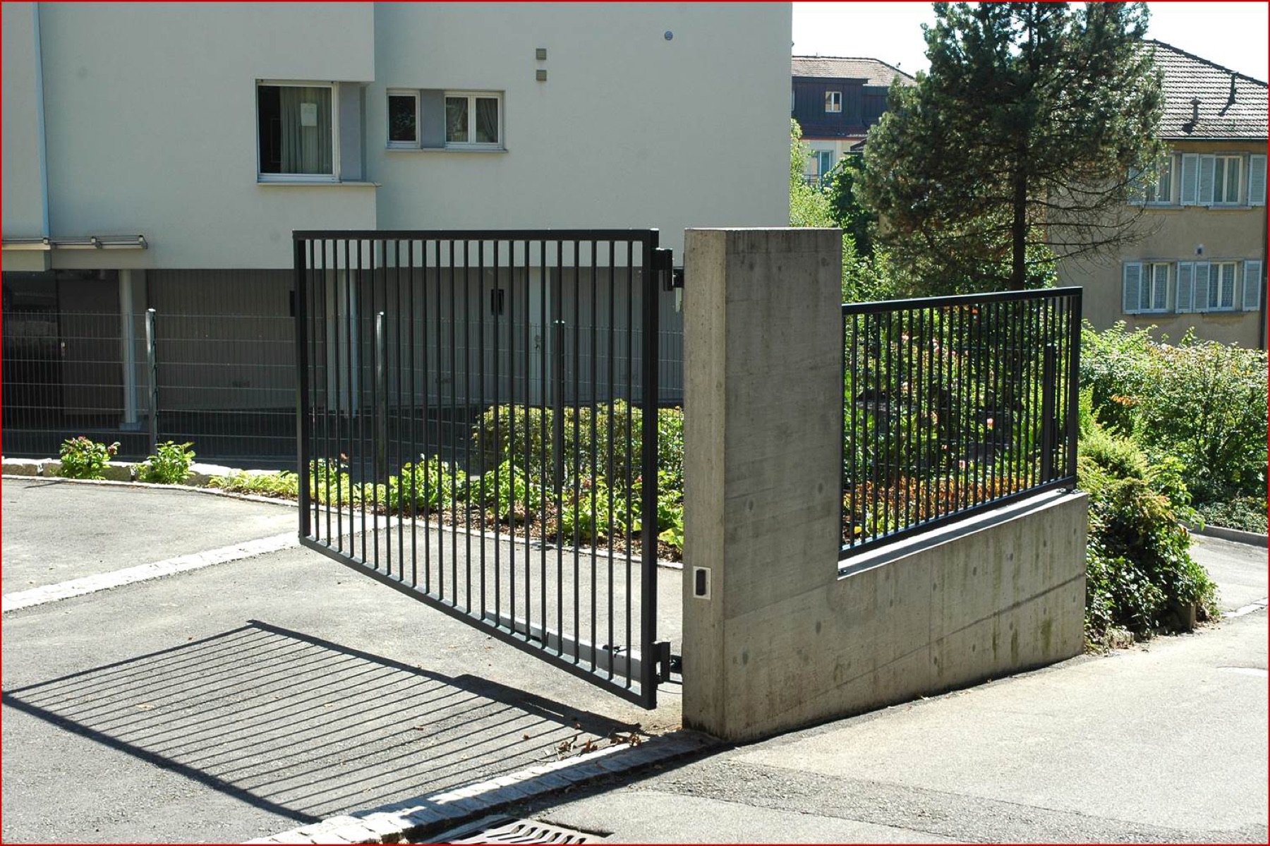 Doppeldrehtor vor einem Wohnhaus