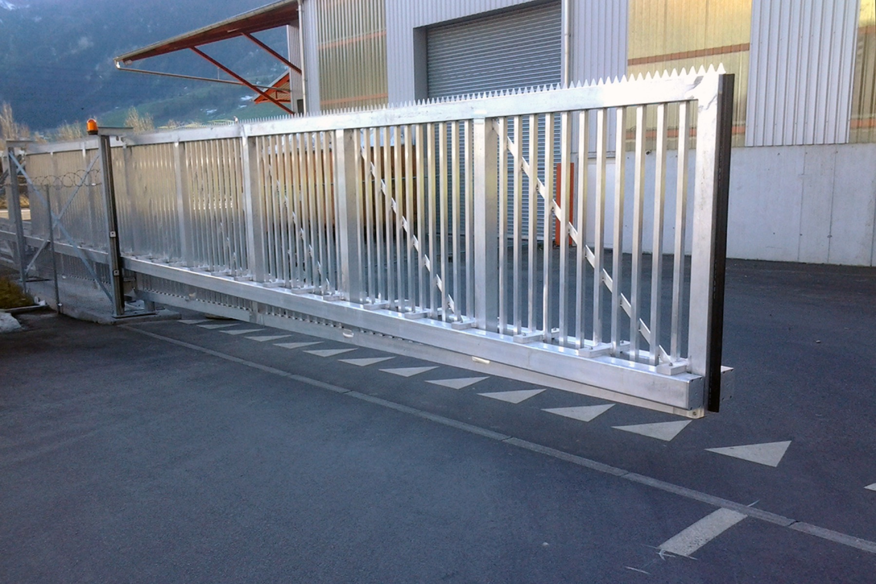 Schiebetor aus Aluminium
