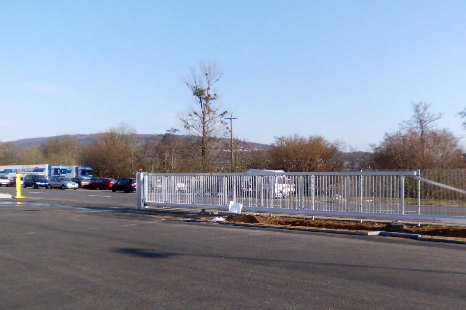 Langes Schiebetor an einem Parkplatz