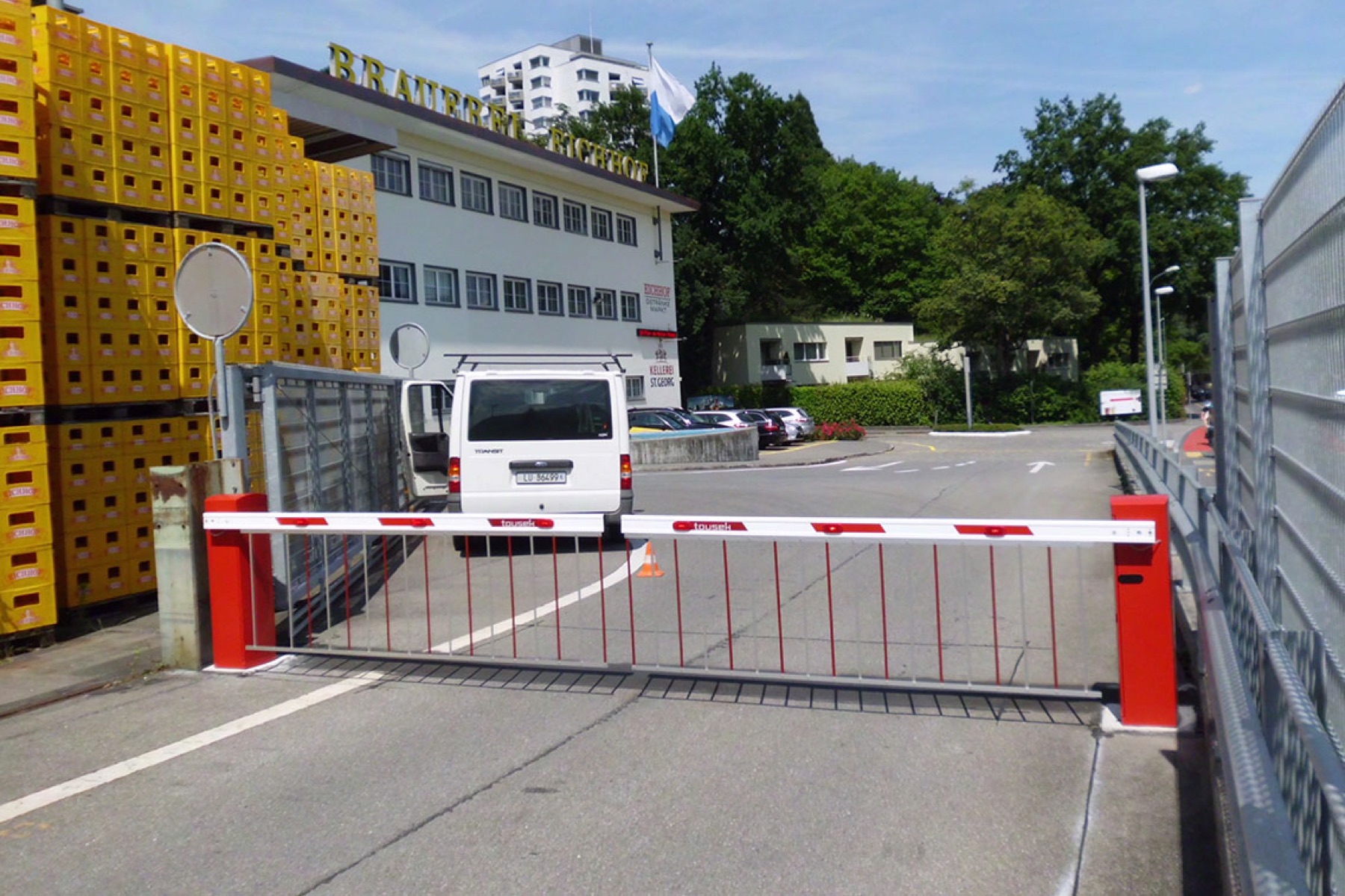 Doppelschranke mit Hängegitter