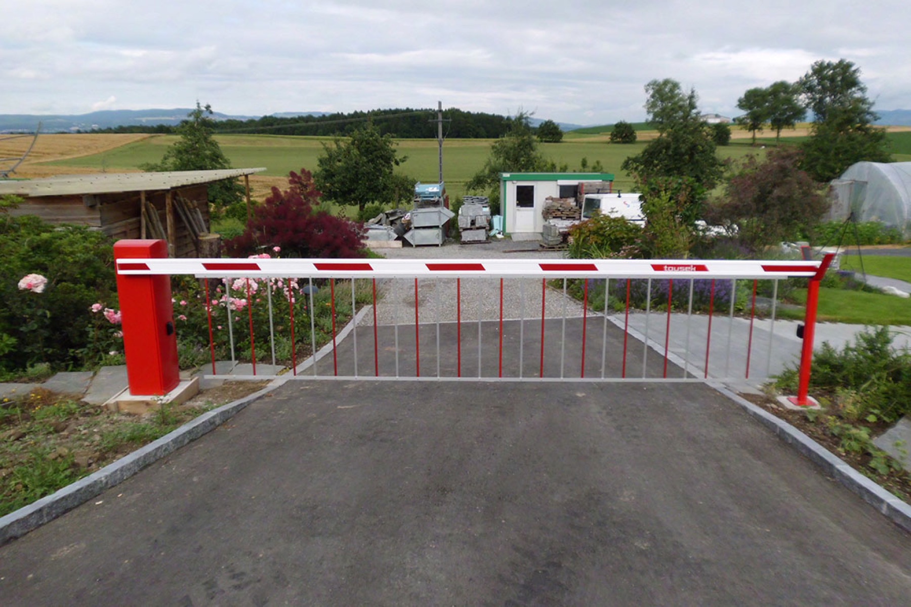 Rot-weisse Schranke an einer Zufahrt